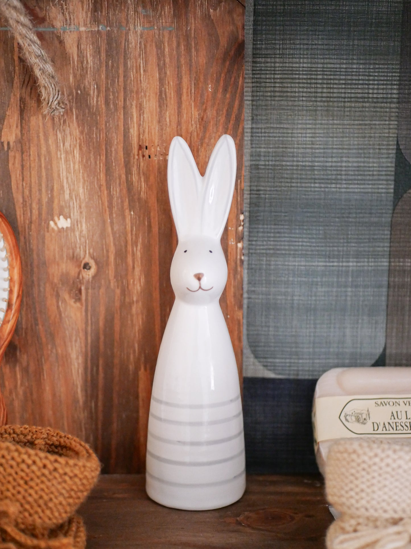 Lapin en Céramique Rayé Blanc – Touche Printanière et Poétique