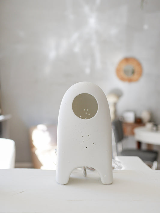 Lampe astronaute – Porcelaine Blanche Mate; Éclats de Lumière