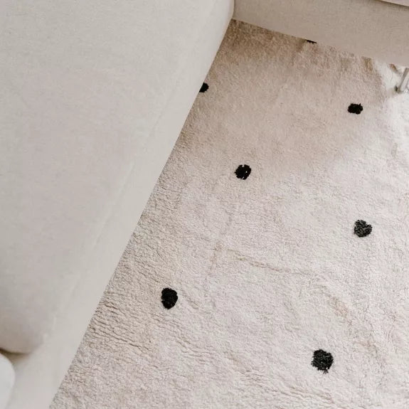 Grand Tapis Tissé à Pois en Coton – Douceur et Style au Sol