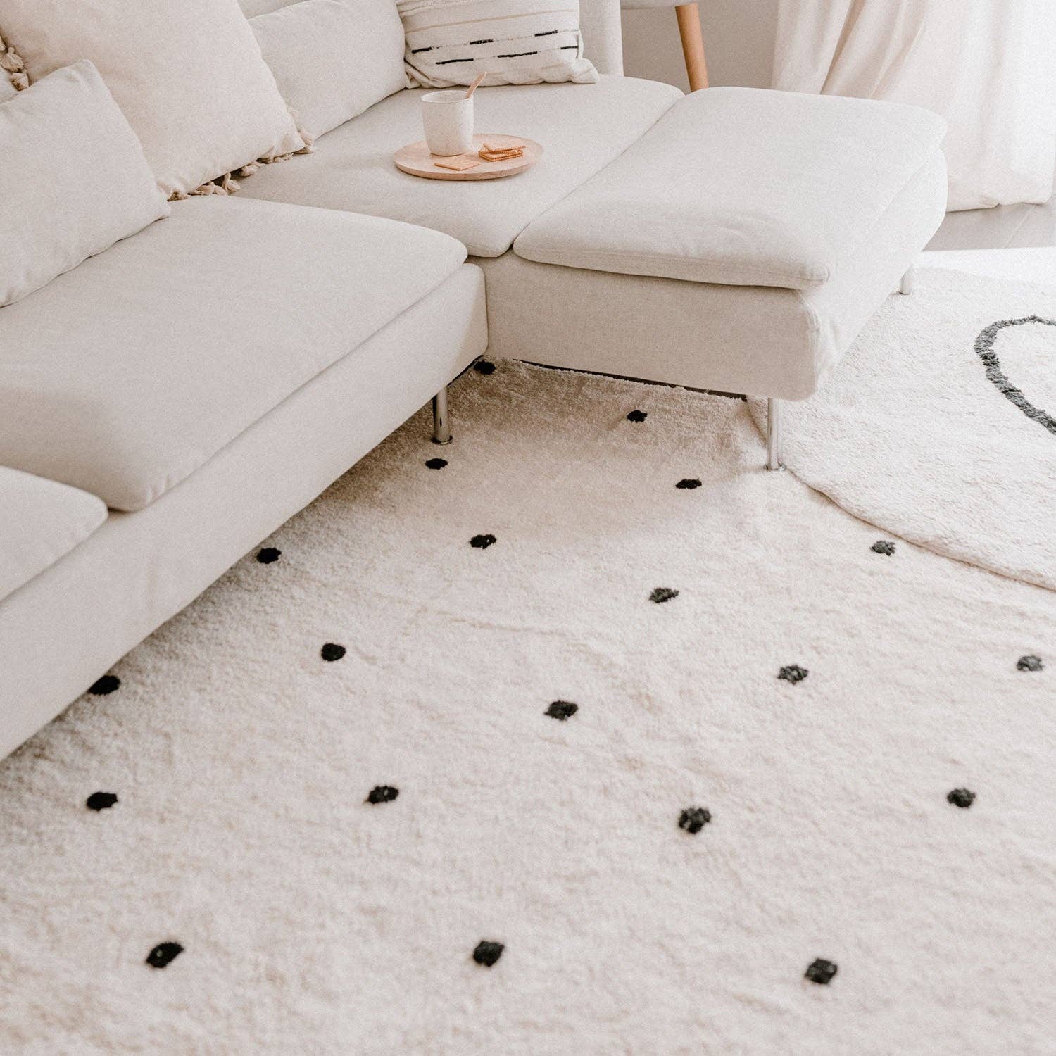 Grand Tapis Tissé à Pois en Coton – Douceur et Style au Sol